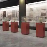 Customizable LED Museum Display Cabinet for Company Exhibition Hall Paint Booth Jewelry Jade Glass Island Showcase Retail Use