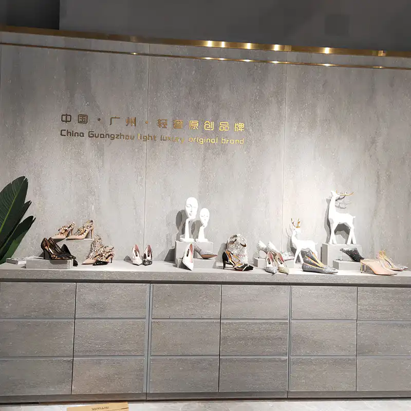 H19814ef35a5c4a9ebe83805d942a0f73X.png Direct Broadcast Customizable Display Rack Organizer Shoe Store Bag Display Stand Beauty Salon Cosmetics Cabinet Sample Display - Image 1